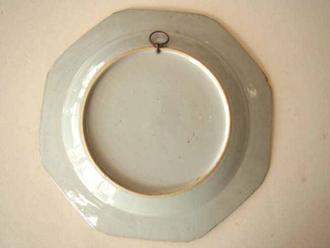 A lovely 18th century octagonal Chinese Export dinner plate circa 1740-1760. — image 2